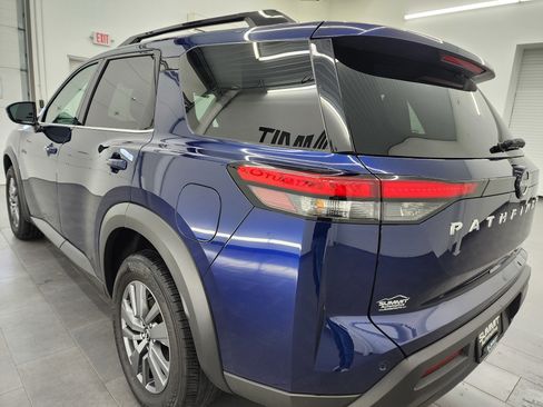 Used 2025 Nissan Pathfinder SV image 6