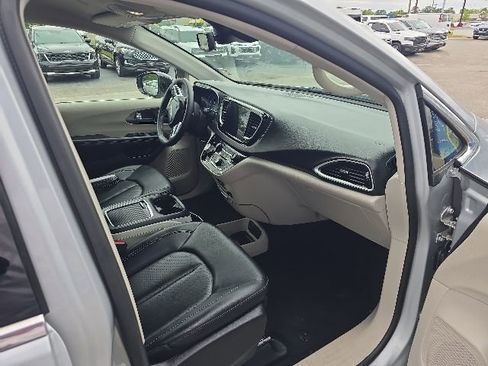 Used 2024 Chrysler Pacifica Touring-L FWD image 47