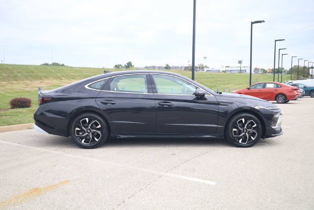 Used 2025 Hyundai Sonata SEL FWD image 3