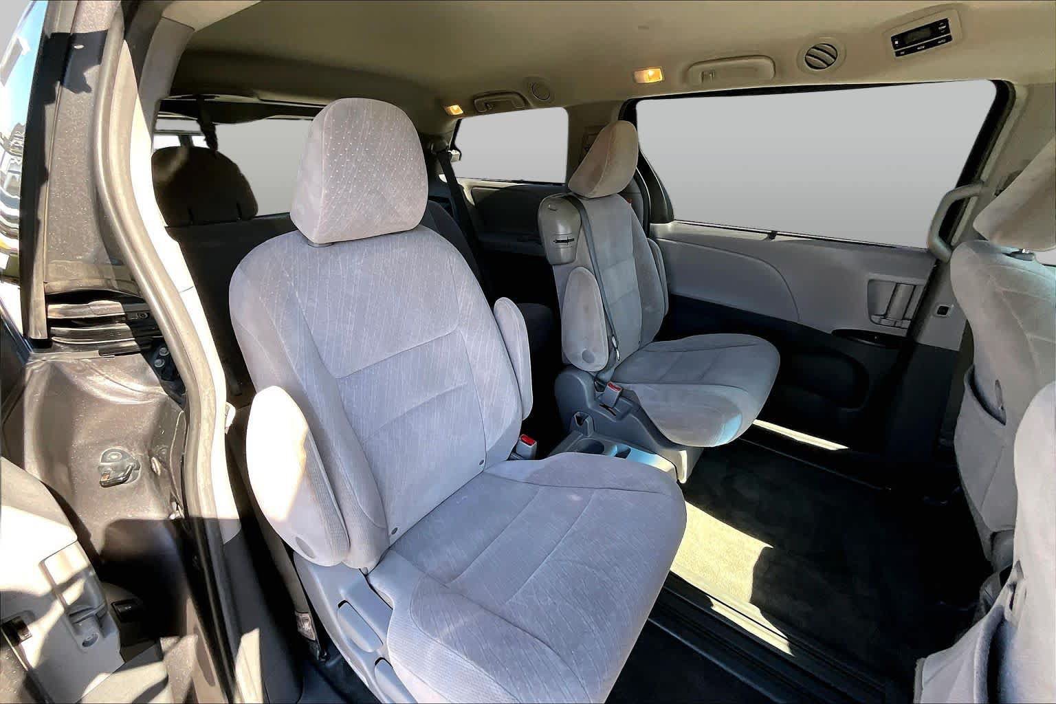Used 2017 Toyota Sienna LE w/ Protection Package FWD image 17