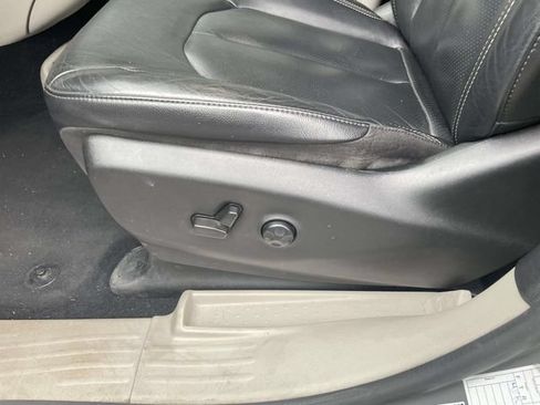 Used 2022 Chrysler Pacifica Touring-L FWD image 17