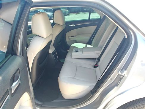 Used 2018 Chrysler 300 Limited RWD image 13