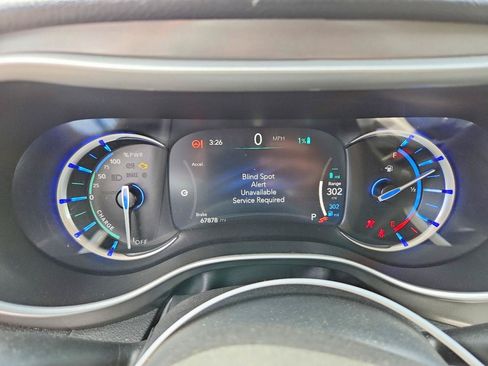 Used 2023 Chrysler Pacifica Touring-L FWD image 8