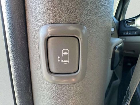 Used 2017 Kia Sedona LX w/ LX Essentials Premium Package FWD image 40