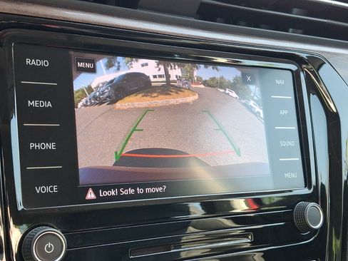 Certified 2022 Volkswagen Passat 2.0T FWD image 19