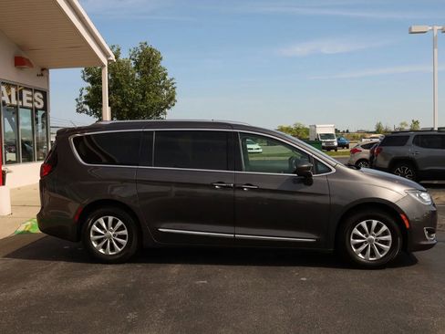 Used 2018 Chrysler Pacifica Touring-L FWD image 4