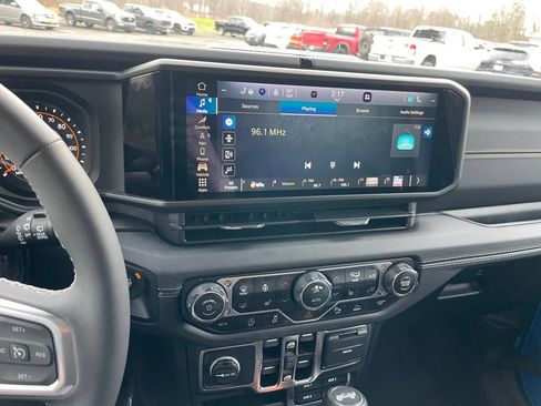 Used 2025 Jeep Wrangler Unlimited Sahara w/ Dual Top Group AWD/4WD image 12