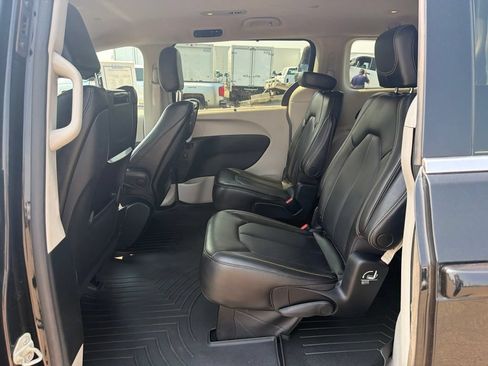 Used 2023 Chrysler Pacifica Touring-L w/ Uconnect Theater Family Group AWD/4WD image 30
