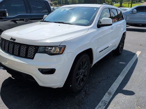 Used 2021 Jeep Grand Cherokee Laredo X RWD image 3