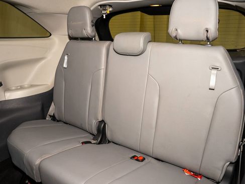 Used 2021 Toyota Sienna XLE image 10