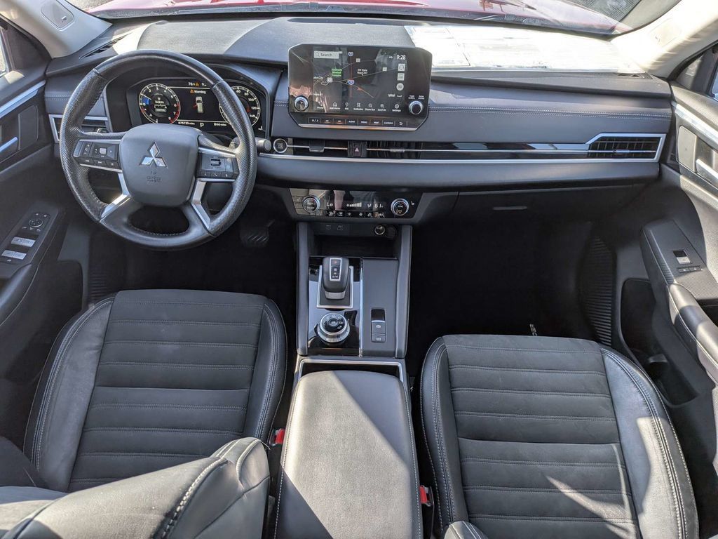 Used 2023 Mitsubishi Outlander SE FWD image 14