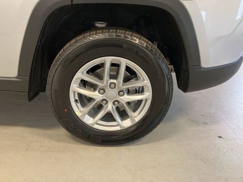 Used 2025 Jeep Grand Cherokee Laredo X w/ Luxury Tech Group I image 7