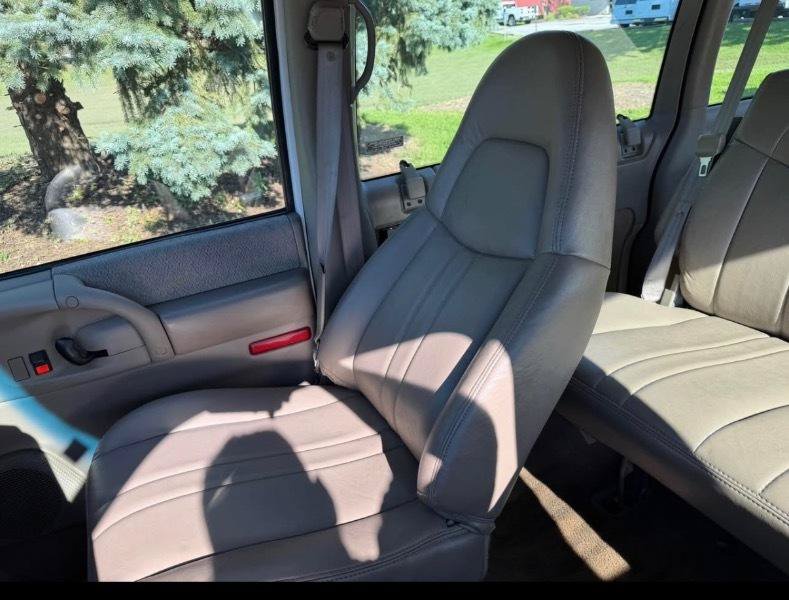 Used 1999 Chevrolet Astro Passenger RWD image 15