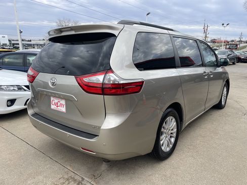 Used 2016 Toyota Sienna Limited image 5