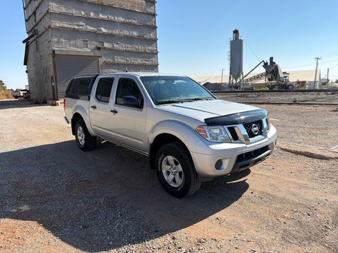 Used 2012 Nissan Frontier SV AWD/4WD image 2