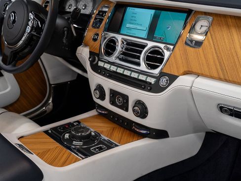 Used 2016 Rolls-Royce Dawn image 17