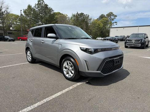 Used 2025 Kia Soul LX w/ LX Technology Package FWD image 6