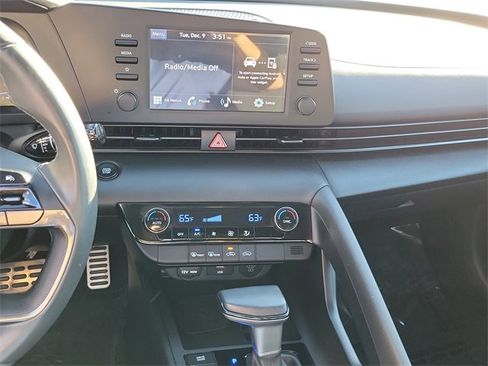 Used 2025 Hyundai Elantra Sport image 12