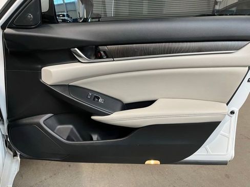 Used 2022 Honda Accord Touring image 11