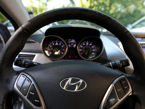 Used 2012 Hyundai Elantra Limited image 21