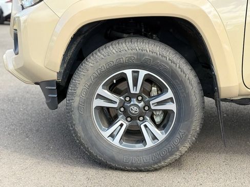 Used 2016 Toyota Tacoma TRD Sport w/ Towing Package RWD image 9