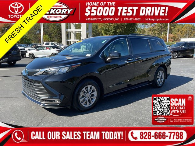 Used 2025 Toyota Sienna XLE FWD image 1