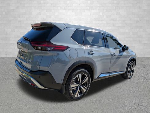 Used 2021 Nissan Rogue Platinum image 2