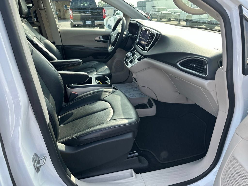Used 2022 Chrysler Pacifica Touring-L FWD image 13