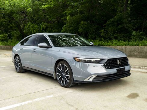 Used 2025 Honda Accord Touring image 2