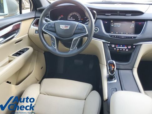 Used 2017 Cadillac XT5 Luxury w/ Driver Awareness Package FWD image 16