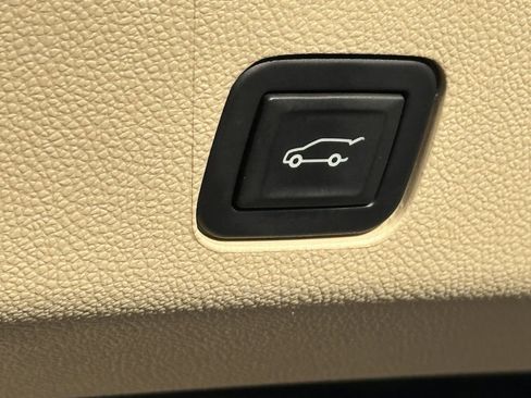 Used 2022 Cadillac Escalade Premium Luxury image 24