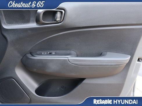 Used 2022 Hyundai Venue Limited FWD image 9