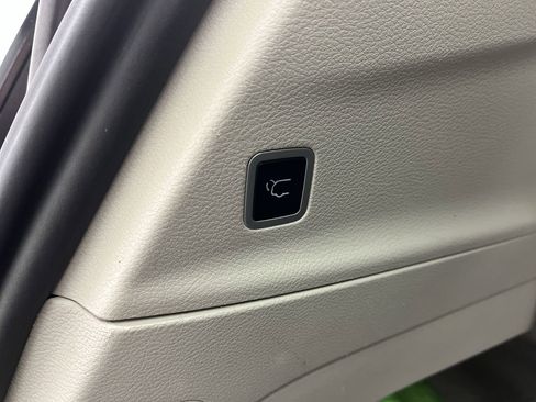 Used 2024 Chrysler Pacifica Limited FWD image 35
