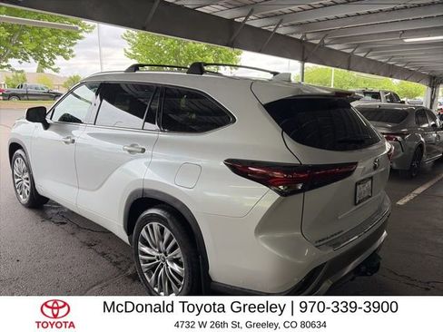 Certified 2024 Toyota Highlander Platinum AWD/4WD image 2