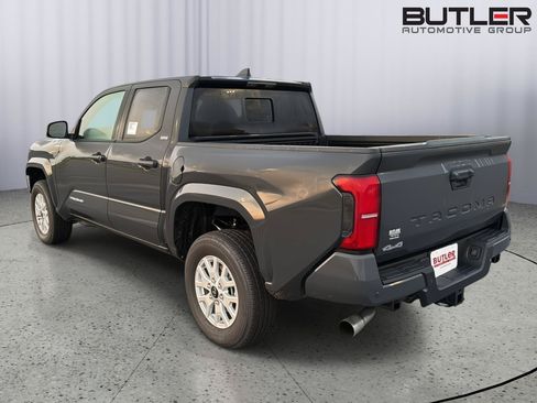 Certified 2025 Toyota Tacoma SR5 AWD/4WD image 4