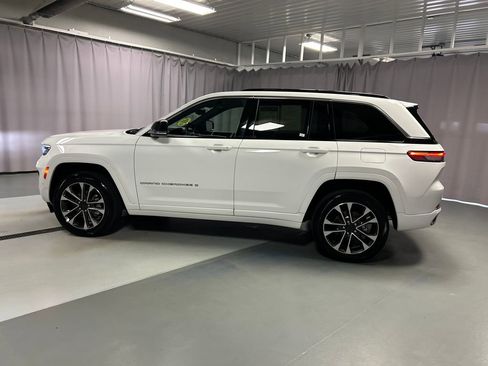 Used 2025 Jeep Grand Cherokee Overland w/ Luxury Tech Group IV AWD/4WD image 4