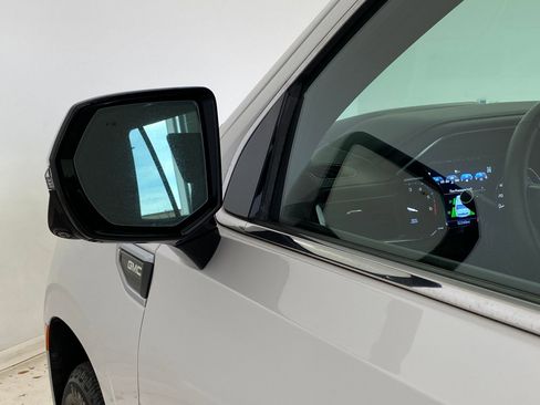 Used 2021 GMC Yukon Denali w/ Denali Premium Package image 23