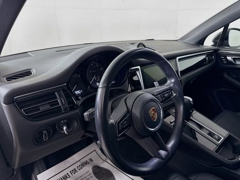Certified 2023 Porsche Macan AWD/4WD image 4