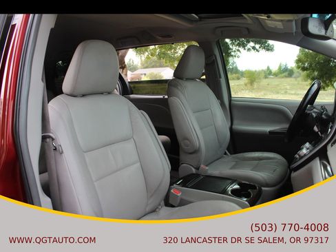 Used 2016 Toyota Sienna Limited image 24