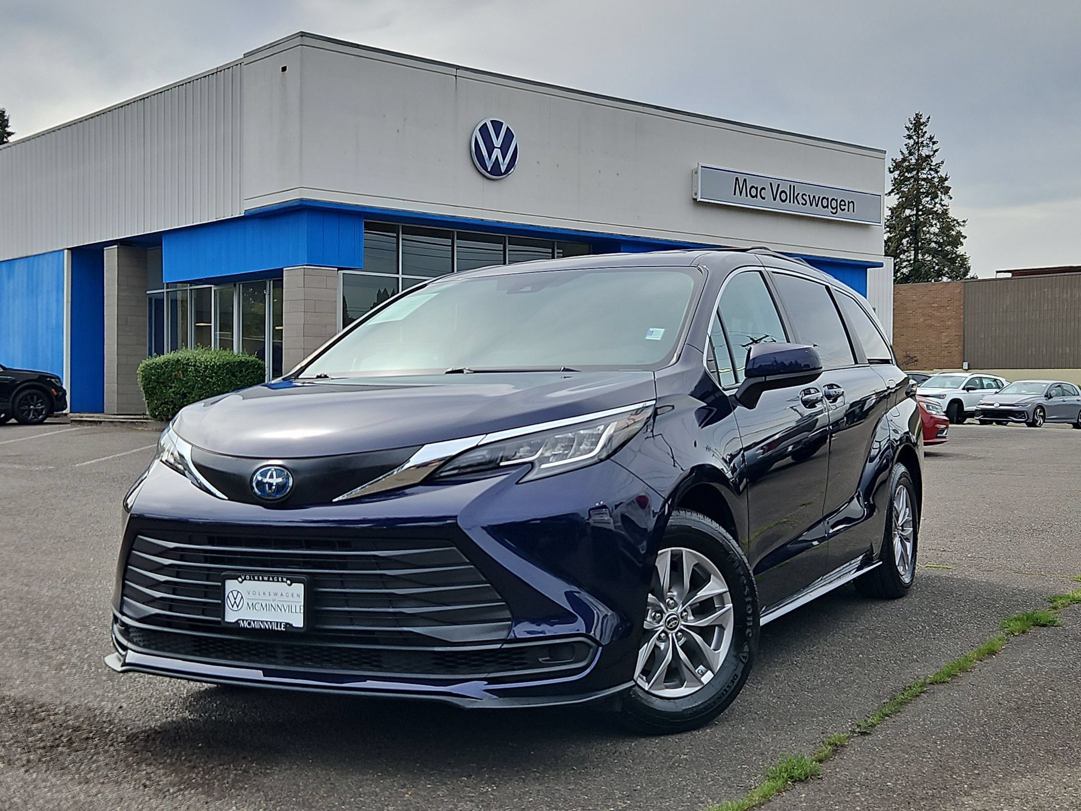 Used 2022 Toyota Sienna LE FWD image 1