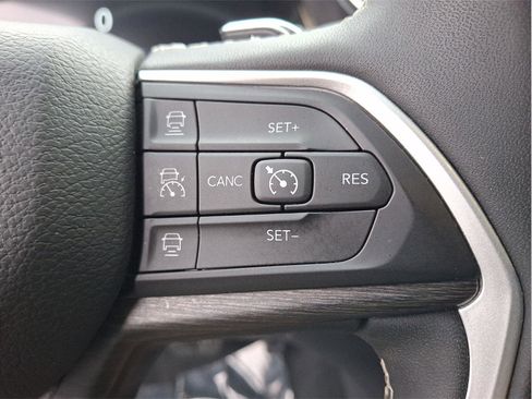 Used 2024 Jeep Grand Cherokee Limited image 21