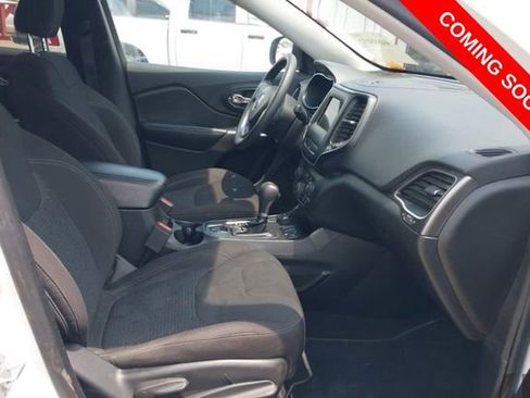 Used 2019 Jeep Cherokee Latitude w/ Popular Appearance Group AWD/4WD image 6