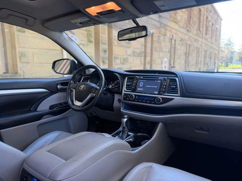 Used 2016 Toyota Highlander XLE AWD/4WD image 17