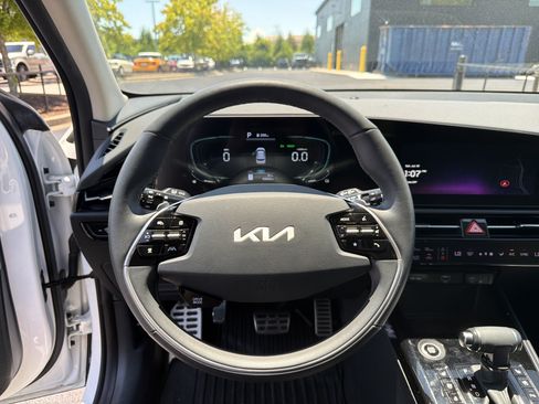 Used 2023 Kia Niro SX Touring FWD image 10