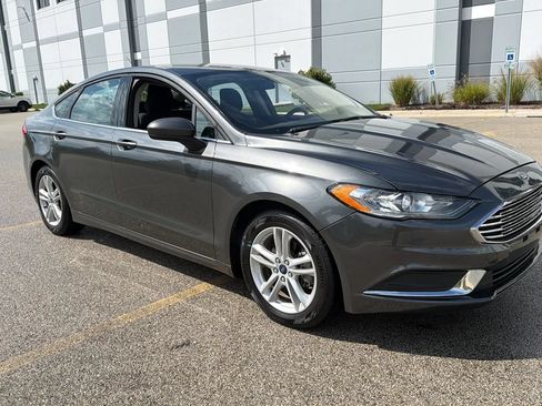 Used 2018 Ford Fusion SE FWD image 3