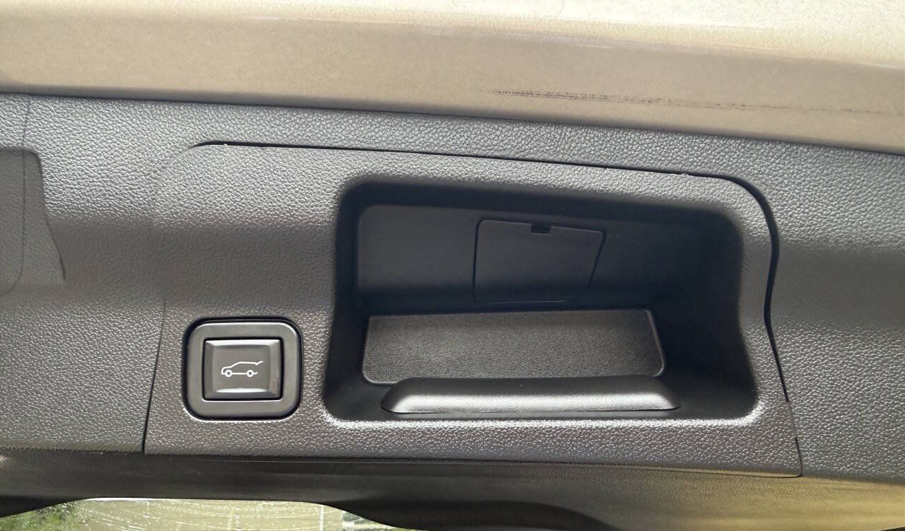 Used 2023 GMC Acadia SLT w/ Technology Package AWD/4WD image 17