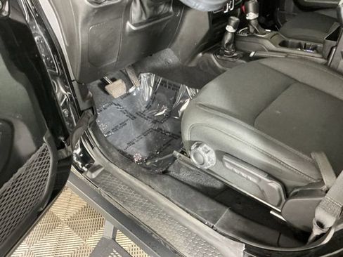 Used 2021 Jeep Gladiator Sport AWD/4WD image 17