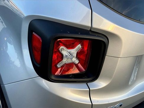 Used 2019 Jeep Renegade Latitude w/ Popular Equipment Group image 31