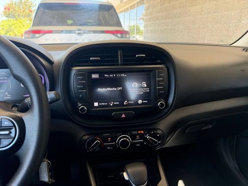 Used 2025 Kia Soul LX w/ LX Technology Package FWD image 17
