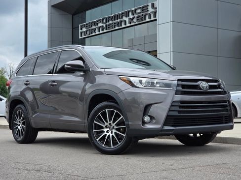 Used 2017 Toyota Highlander SE AWD/4WD image 2